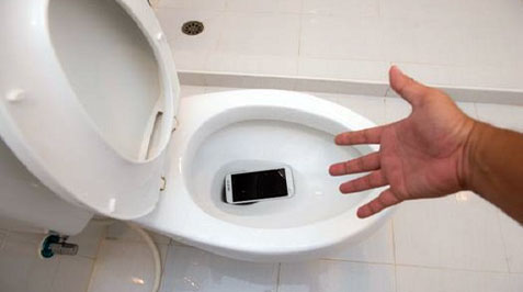 درآوردن اشیا از چاه فاضلاب